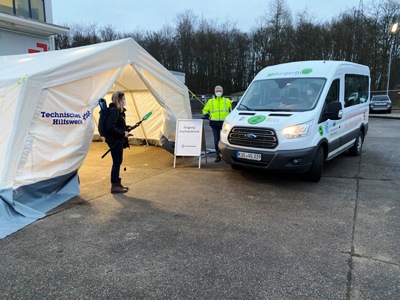 Der Bürgerbus aus der Verbandsgemeinde Oberes Glantal im Südkreis Kusel steht vor dem Impfzentrum in der ehemaligen Kaserne in Kusel auf dem Windhof. Am 7. Januar 2021, dem ersten Impftag, konnte der erste Fahrgast aus Waldmohr zur ersten Runde der Impfungen gefahren werden. Mit Interesse verfolgte eine Reporterin von Deutschlandradio die Aktion. Foto: Karl-Heinz Schoon/Bürgerbus Oberes Glantal