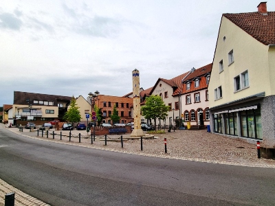 Der Bürgerbus in der Verbandsgemeinde Hauenstein fährt noch nicht. Aber Hauenstein selbst wird ein wichtiges Ziel sein. Die Projektentwicklung Bürgerbus wird im Frühjahr 2026 starten. Am 20. August 2025 haben Verbandsgemeinde Hauenstein und Agentur Landmobil zum Thema Bürgerbus informiert. Bild Ortsmitte Hauenstein: Dr. Holger Jansen/Agentur Landmobil Der Bürgerbus in der Verbandsgemeinde Hauenstein fährt noch nicht. Aber Hauenstein selbst wird ein wichtiges Ziel sein. Die Projektentwicklung Bürgerbus wird im Frühjahr 2026 starten. Am 20. August 2025 haben Verbandsgemeinde Hauenstein und Agentur Landmobil zum Thema Bürgerbus informiert. Bild Ortsmitte Hauenstein: Dr. Holger Jansen/Agentur Landmobil