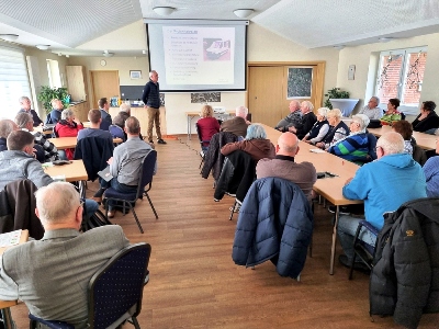 Der Bürgerbus im Amt Hörnerkirchen startet am 4. November 2025 mit dem Fahrbetrieb. Der 3. November 2025 ist der erste Telefontag. Zur Auftaktveranstaltung Bürgerbus - unser Archivbild vom 15. März 2025 - kamen in die Dörpstuv nach Bokel rund 40 Gäste . Archivbild: Dr. Holger Jansen/Agentur Landmobil Der Bürgerbus im Amt Hörnerkirchen startet am 4. November 2025 mit dem Fahrbetrieb. Der 3. November 2025 ist der erste Telefontag. Zur Auftaktveranstaltung Bürgerbus - unser Archivbild vom 15. März 2025 - kamen in die Dörpstuv nach Bokel rund 40 Gäste . Archivbild: Dr. Holger Jansen/Agentur Landmobil