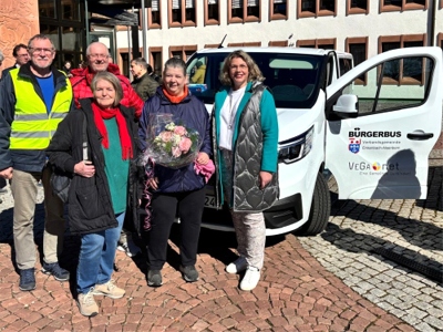 Große Freude zum ersten Fahrtag beim Bürgerbus in der Verbandsgemeinde Enkenbach-Alsenborn mit Bürgermeisterin Silke Brunck (rechts) und dem ehrenamtlichen Bürgerbusteam am 18. März 2025. Bild: Karl-Heinz Schoon/Agentur Landmobil